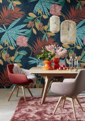 Stilvolles Esszimmer mit hellen Fliesen, Holztisch und tropischer Wandgestaltung.