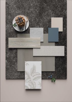 Moodboard mit Fliesenmustern in Holzoptik, Grau, Blau und botanischem Dekor.