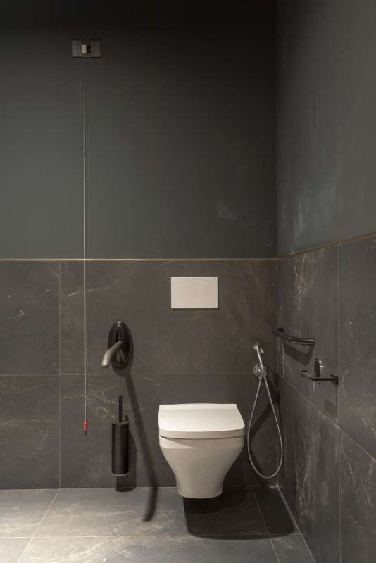 Hochwertige dunkle Fliesen von Porcelaingres im barrierefreien Badezimmer.