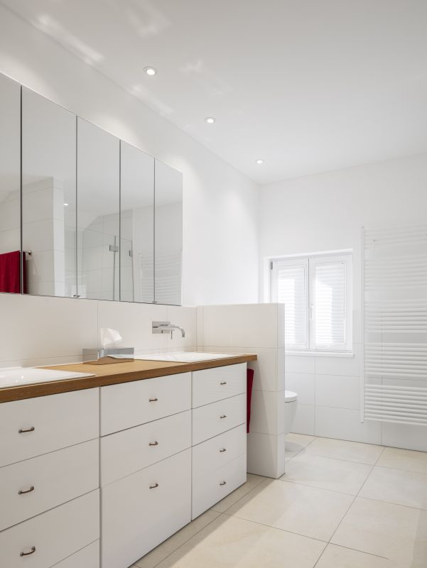 Moderne, helle Fliesen von Porcelaingres oder Schöner Wohnen für stilvolle Innenräume.