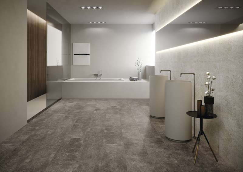 Modernes Badezimmer mit eleganten grauen Bodenfliesen und stilvoller Einrichtung.