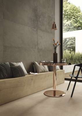 Großformatige Wand- und Bodenfliesen in Betonoptik für ein modernes Indoor-Ambiente.