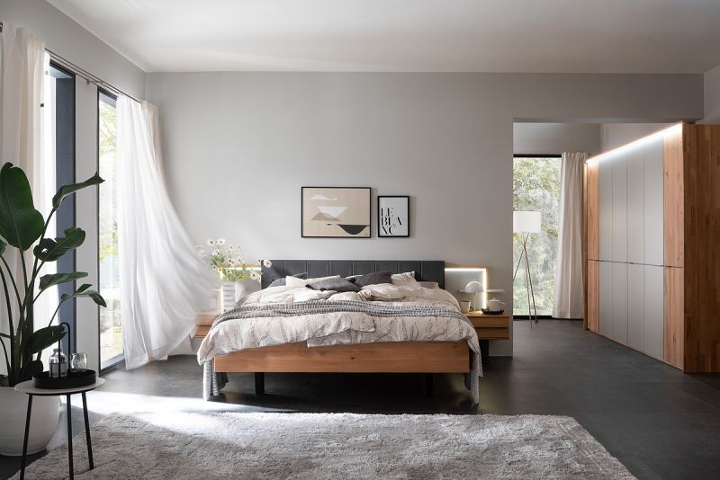 Hochwertige dunkle Bodenfliesen im modernen Schlafzimmer.