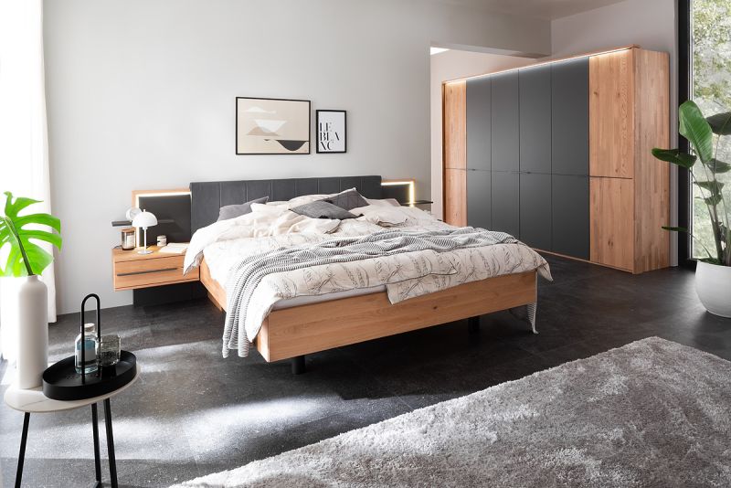 Stilvolles Schlafzimmer mit dunklen Bodenfliesen.