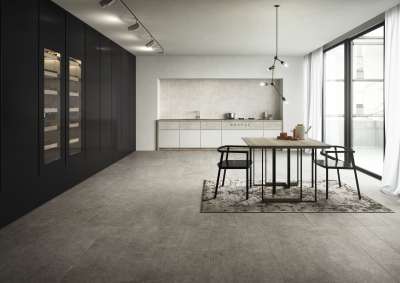 Großformatige Fliesen in Betonoptik im modernen Wohn-Essbereich.
