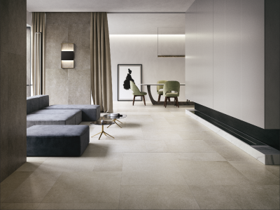 Moderne, helle Fliesen im offenen Wohnbereich mit stilvollem Interieur.