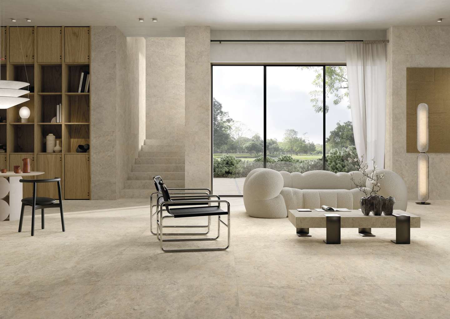 Großzügiger Wohnraum mit beigefarbenen Fliesen von Porcelaingres oder Schöner Wohnen.