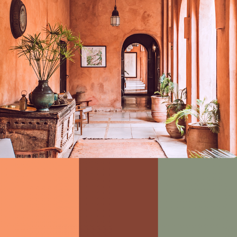 Warmer Flur in Terrakotta-Tönen mit passenden Farbmustern für Fliesen.