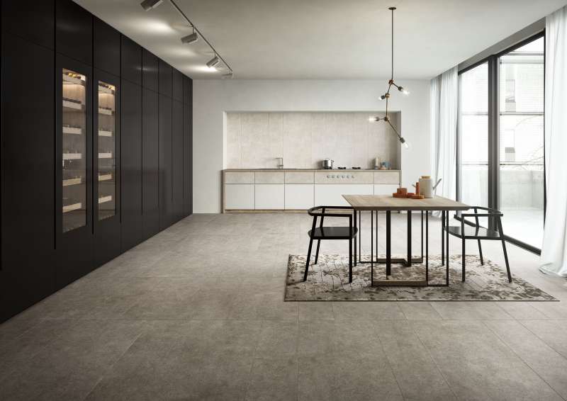 Großformatige, hellgraue Fliesen im modernen Wohnbereich mit Küche.