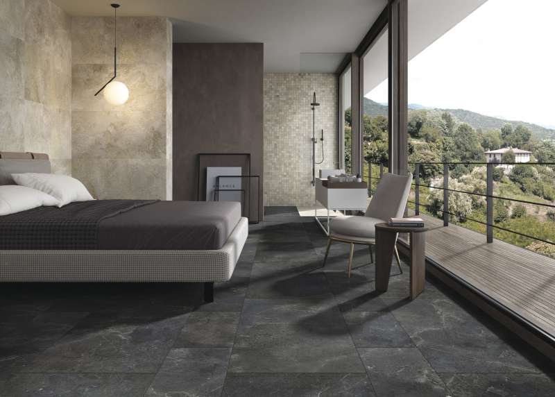 Dunkle Bodenfliesen und helle Wandfliesen in einem modernen Schlafzimmer mit Balkon und Aussicht.