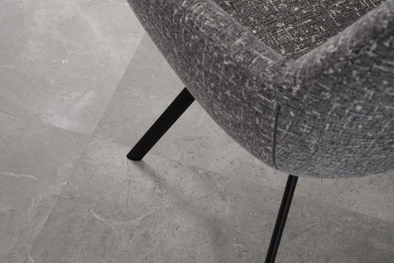 Detailansicht einer modernen grauen Fliese.