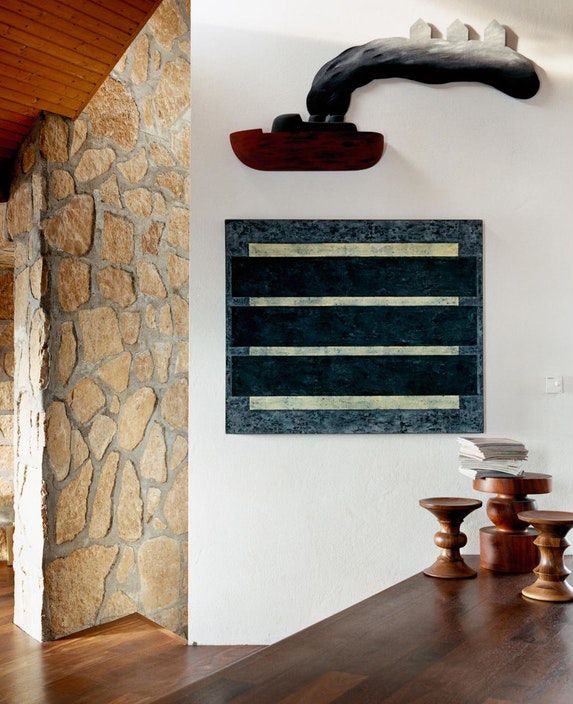 Rustikale Natursteinfliesen und dunkle Holzoptik-Bodenfliesen im Innenbereich.