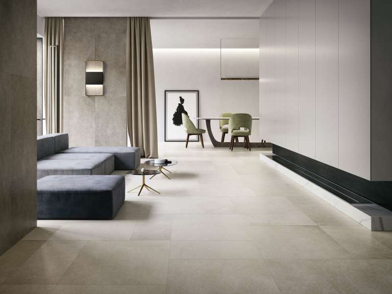 Helle, großformatige Fliesen im modernen Wohn- und Essbereich mit elegantem Interieur.