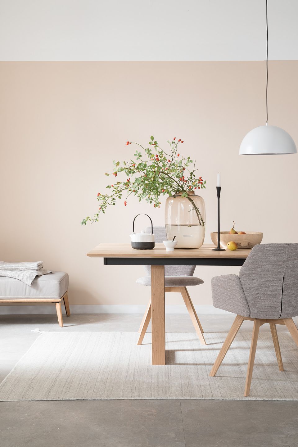 Elegante Bodenfliesen in einem hellen, modernen Essbereich.