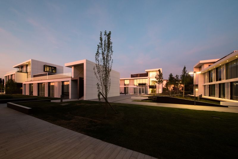 Moderne Architektur mit hellen Fassaden und eleganten Außenflächen.