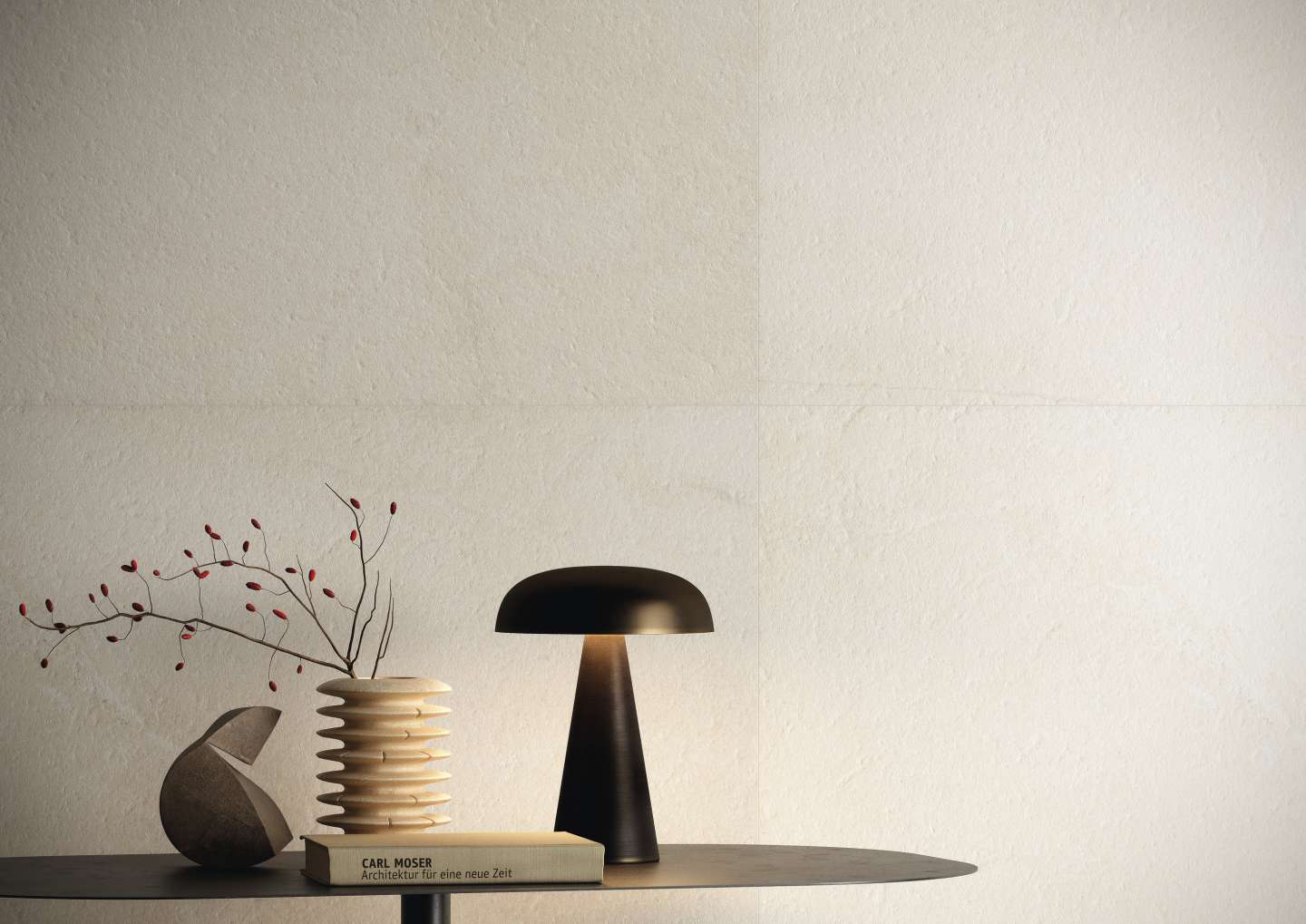 Helle, großformatige Wandfliesen mit dezenter Struktur in einem modernen Wohnambiente.