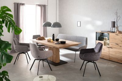 Modernes Esszimmer mit hellem Fliesenboden, Holztisch und grauen Stühlen.