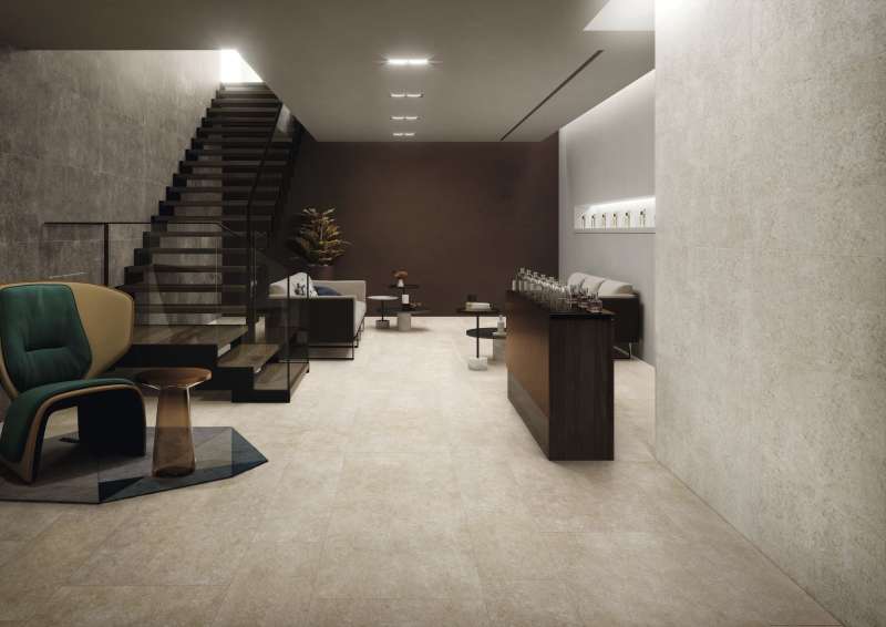 Moderne, helle Fliesen im großzügigen Innenbereich mit Treppe und stilvoller Einrichtung.