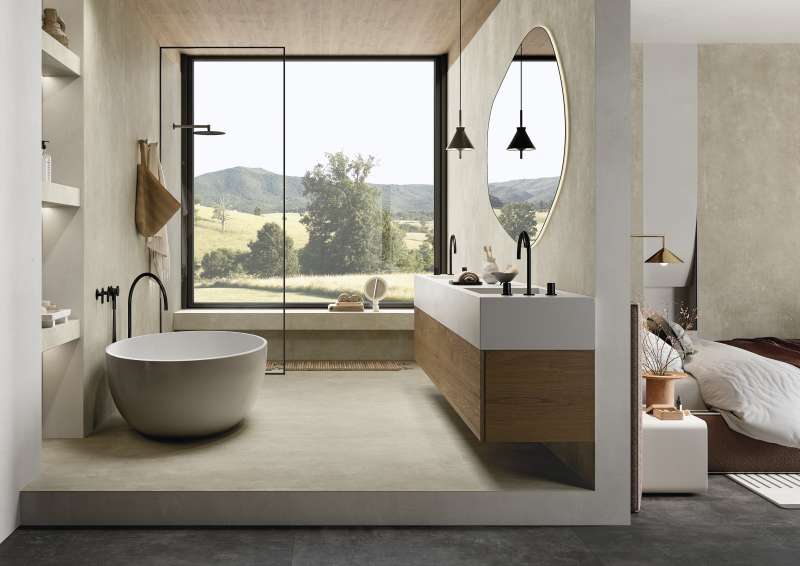 Modernes Bad mit hellen Feinsteinzeugfliesen, freistehender Wanne und Dusche.