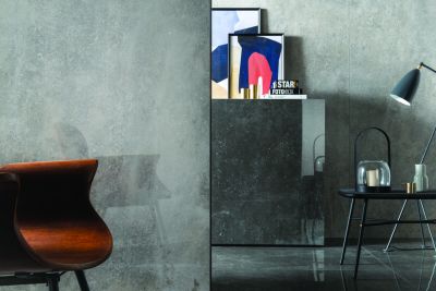 Stilvolles Interieur mit grauen Wand- und Bodenfliesen in Betonoptik.