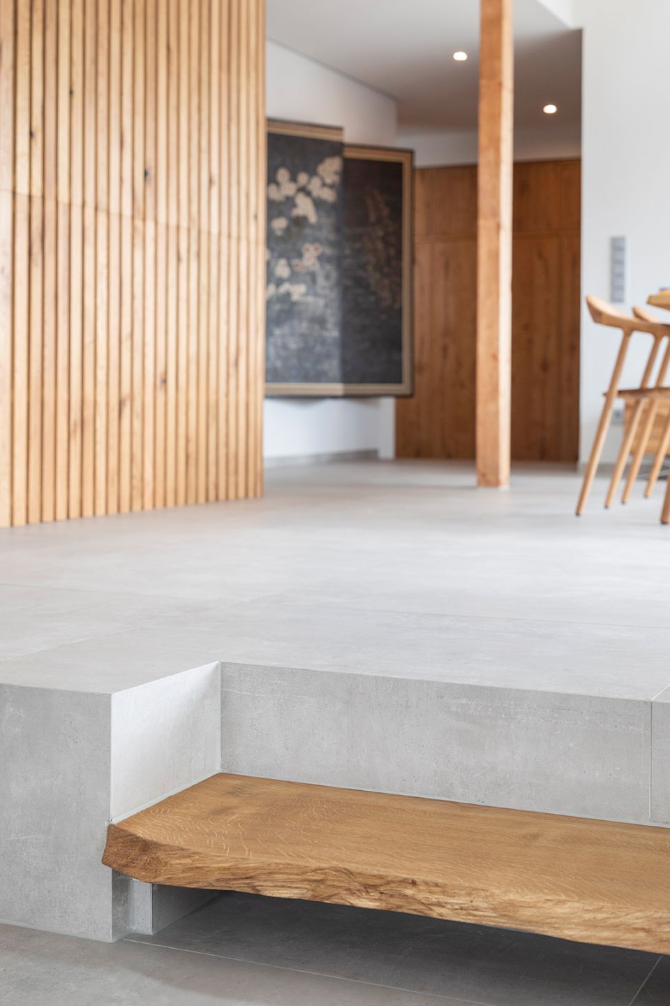 Zeitgemäße Bodengestaltung mit hellgrauen Fliesen und einer stilvollen Holzbank als Akzent.