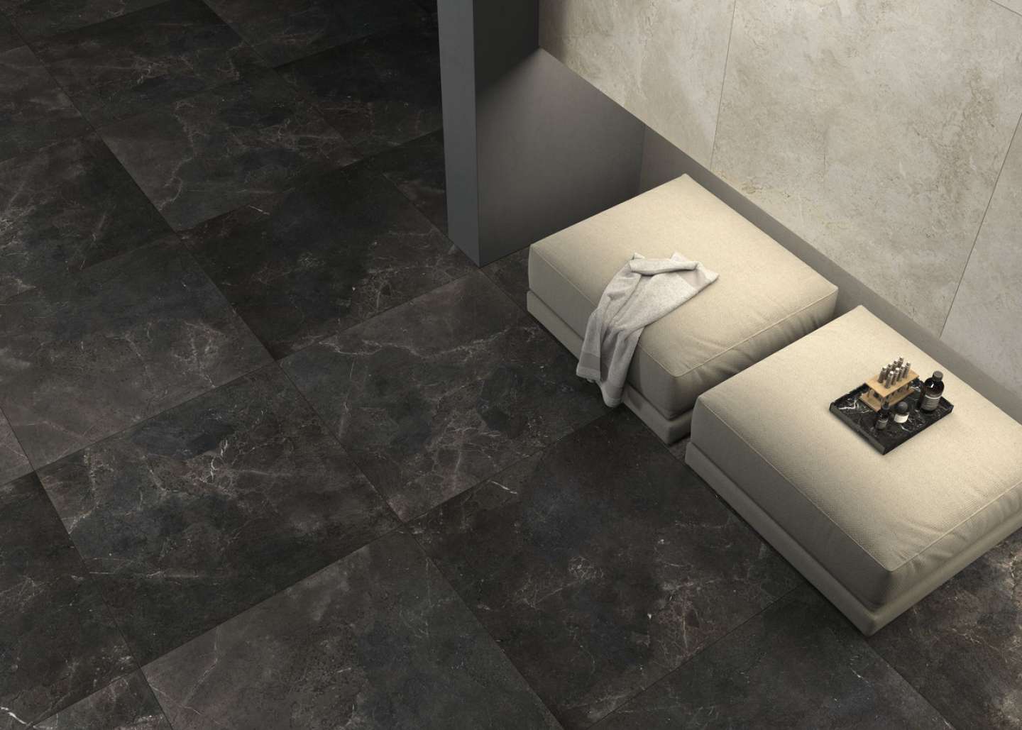 Elegante, dunkle Bodenfliesen in Marmoroptik kombiniert mit hellen Wandfliesen in einem modernen Raum.