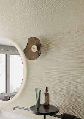 Moderne Badfliesen in hellem Beige mit horizontaler Rillenstruktur.