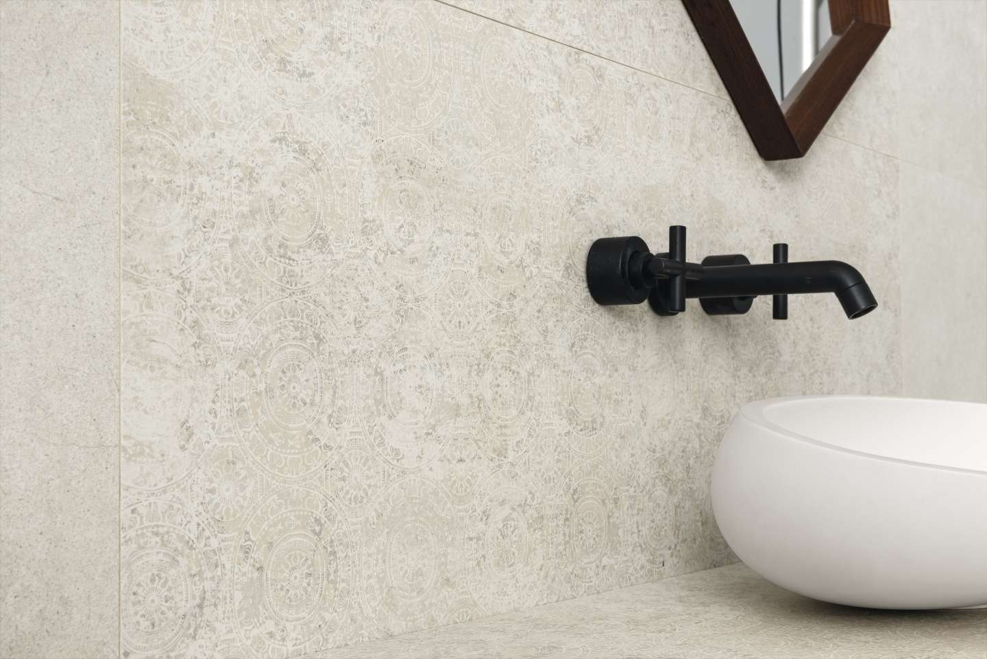 Moderne Fliesen in heller Natursteinoptik für Bad und Wohnbereich.