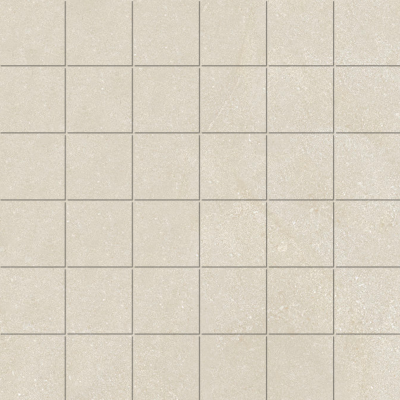 Helle, quadratische Mosaikfliesen in Beige mit feiner Steinoptik.