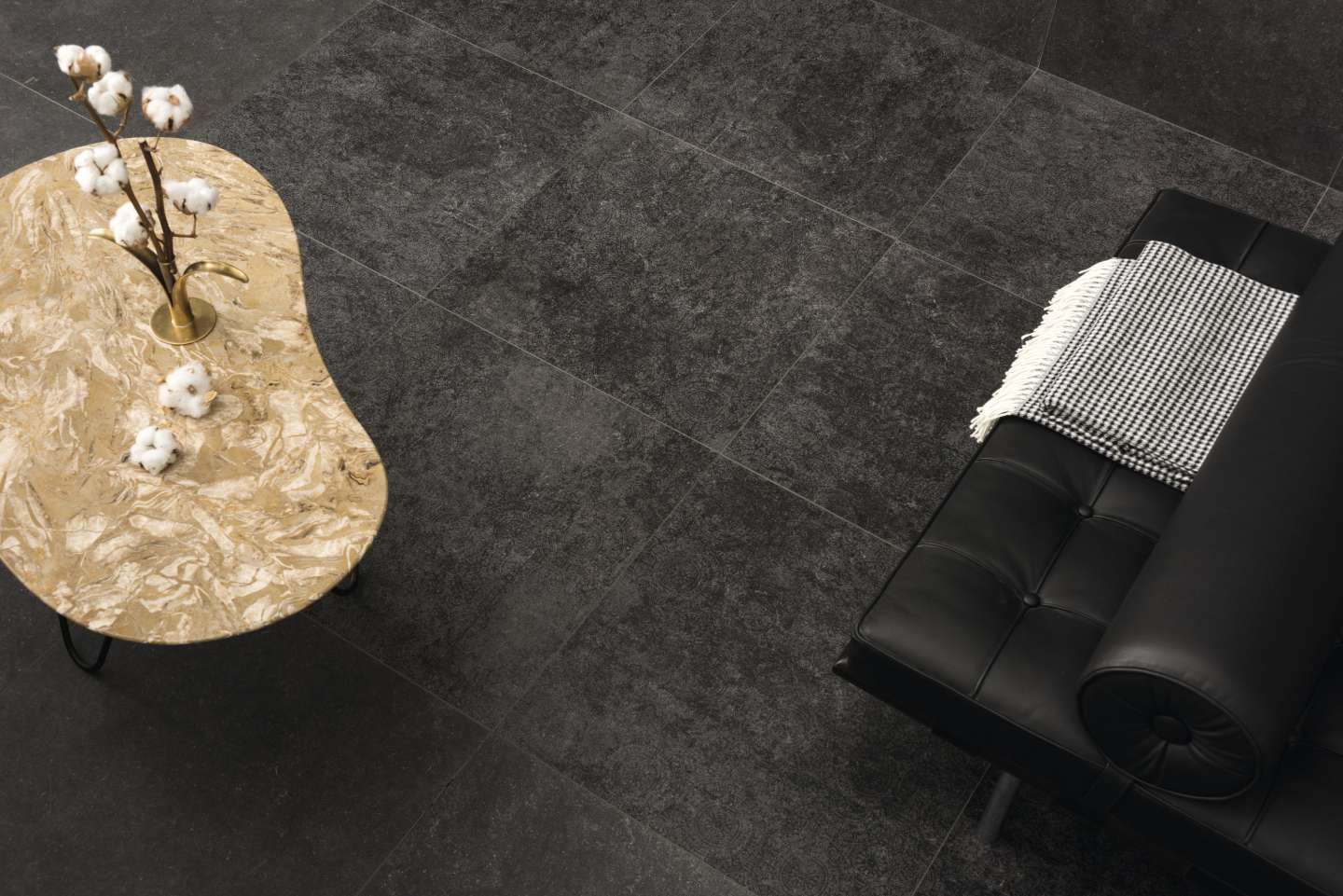 Hochwertige dunkle Fliesen in Steinoptik für ein elegantes Wohnambiente.