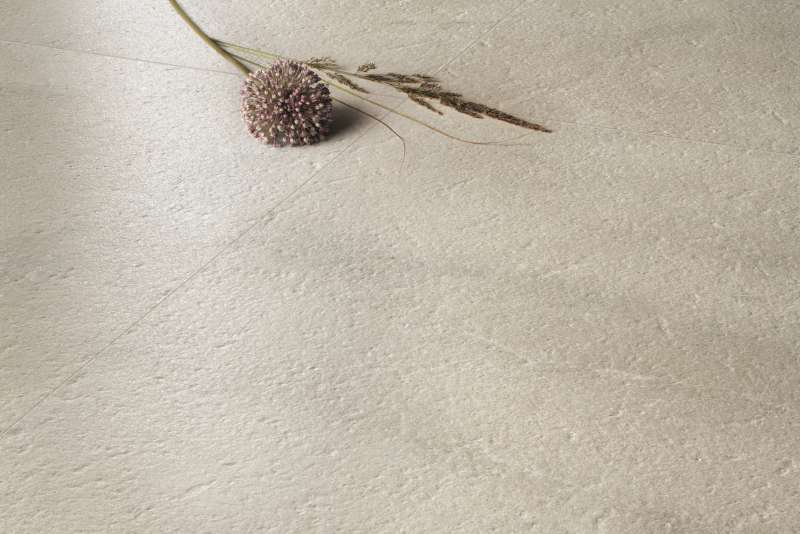 Hochwertige Feinsteinzeugfliese in hellem Beige mit natürlicher Steinoptik und matter Oberfläche.