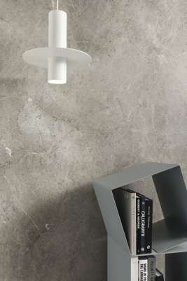 Graue Wandfliesen in Steinoptik mit moderner Pendelleuchte für den Innenbereich.