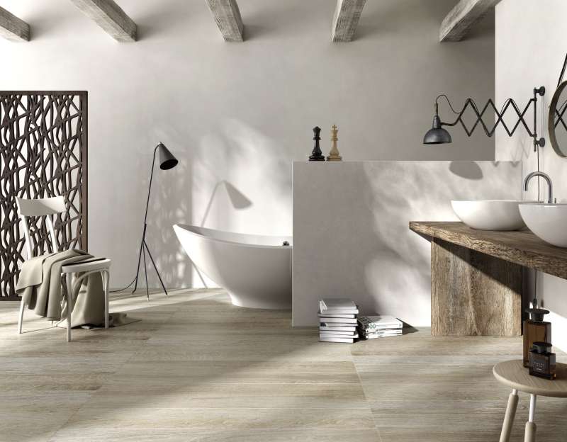 Modernes Bad mit hellen Holzoptik-Fliesen, freistehender Wanne und rustikalem Holzwaschtisch.