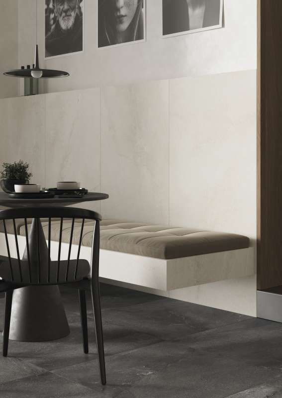 Moderne Innenraumgestaltung mit dunklen Bodenfliesen und hellen Wandfliesen.