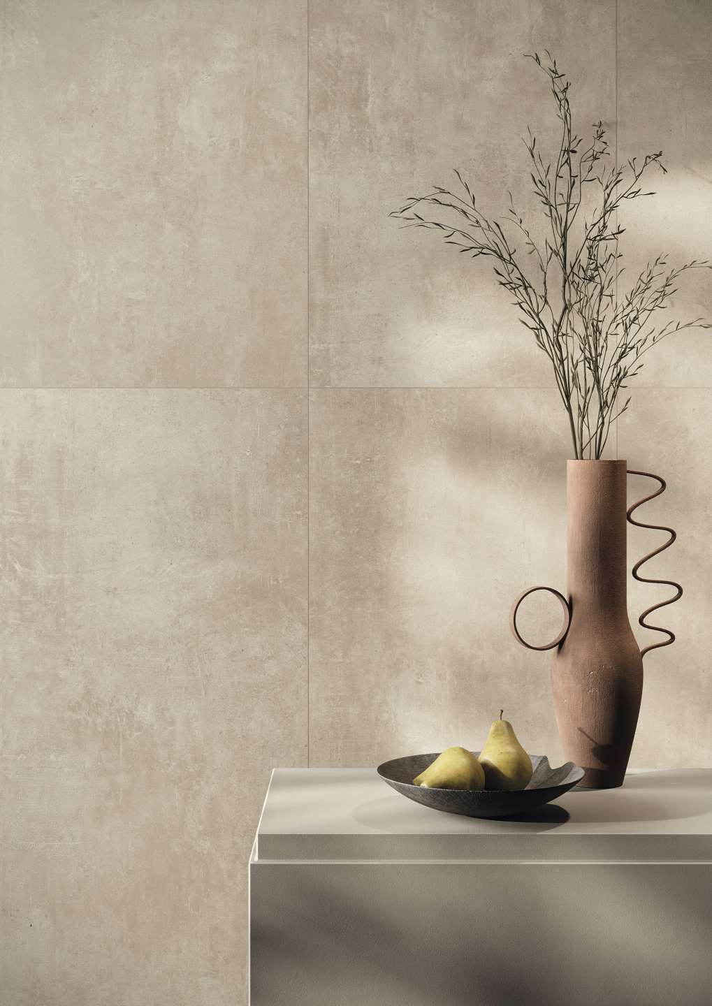 Großformatige Wandfliesen in hellem Beige mit dezenter Betonoptik, elegant dekoriert.