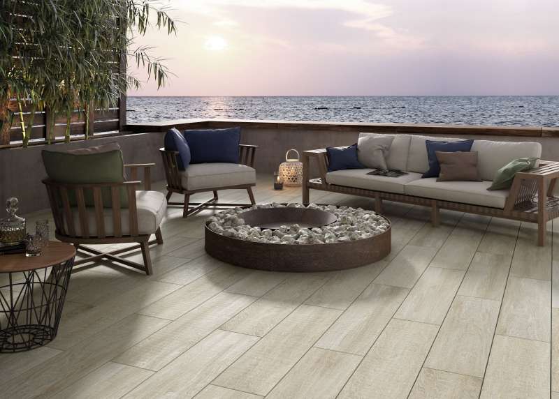 Exklusive Outdoor-Fliesen in Holzoptik auf einer Terrasse mit Meerblick.